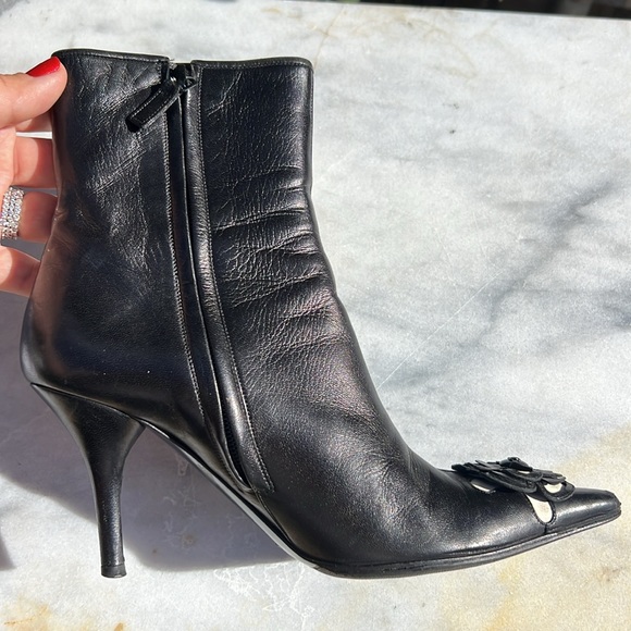 Chanel Black Leather Flower Appliqué Logo Pointed Toe Booties Euro size 37.🖤🔥 - Picture 11 of 17
